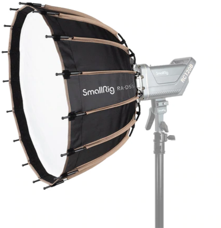 Schwarze und silberne SmallRig RA-D55 Softbox mit einem Lichtstativ.