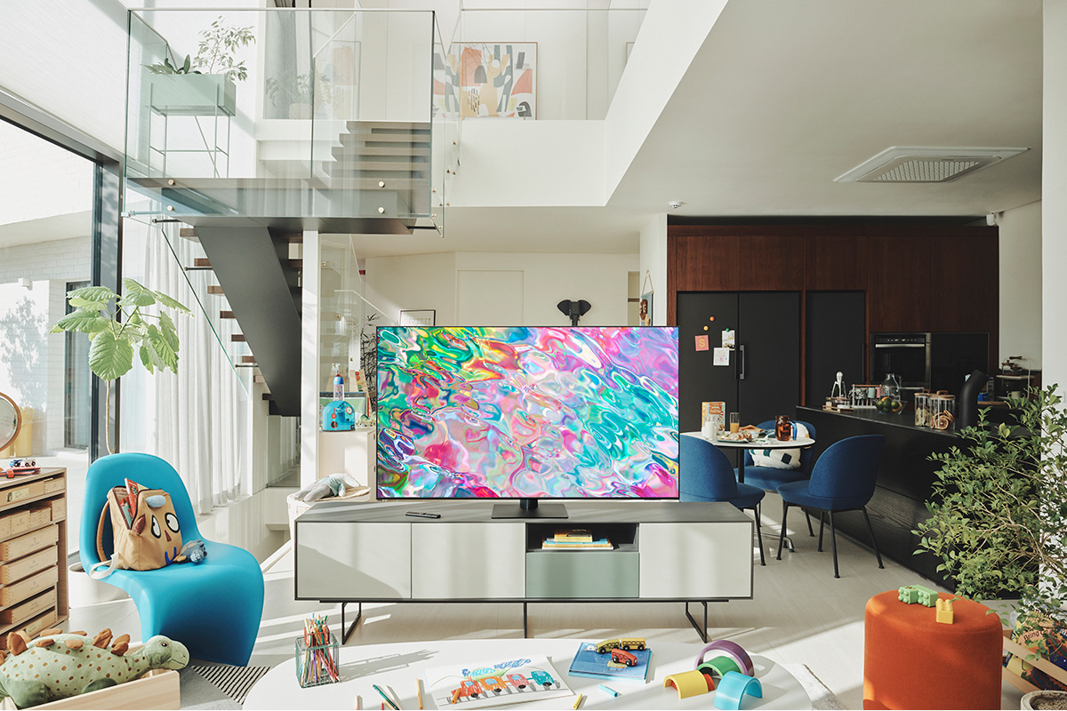 Moderne woonkamer met een grote tv en kleurrijk kunstwerk.