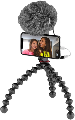 Smartphone op een flexibel statief met een microfoon. Twee vrouwen op het scherm.