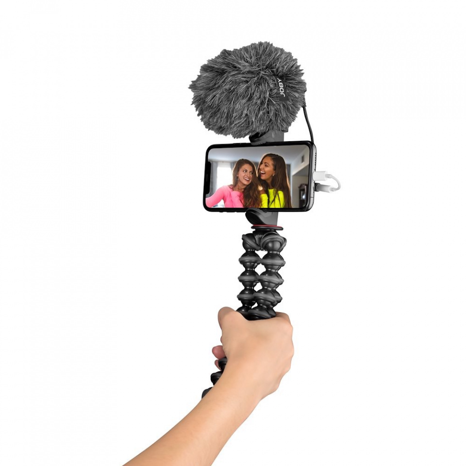Smartphone op een flexibel statief met een microfoon, twee meisjes op het scherm.