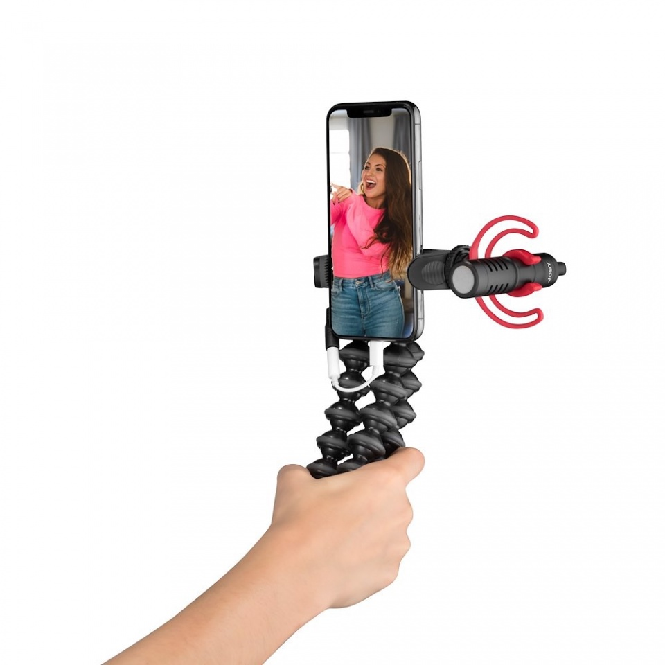 Een hand die een buigbaar statief vasthoudt dat een telefoon ondersteunt met een vrouw op het scherm.