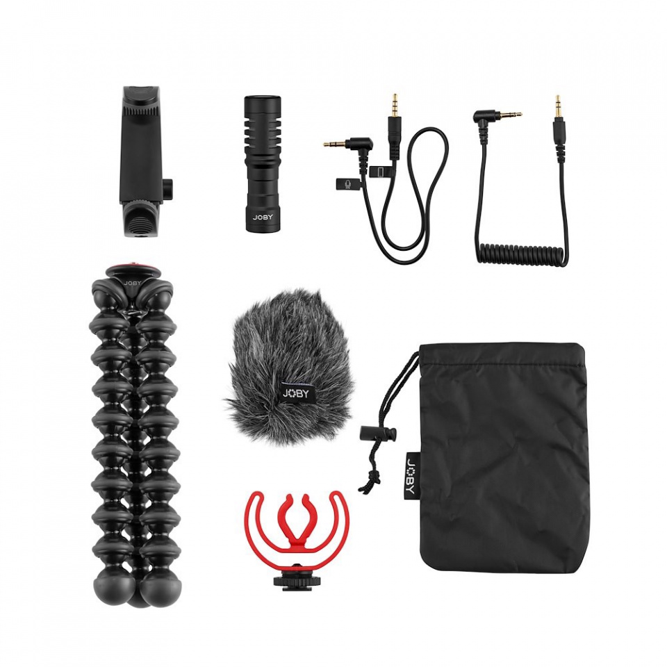 Een verzameling microfoonaccessoires: een microfoon, een standaard, een shockmount en kabels.