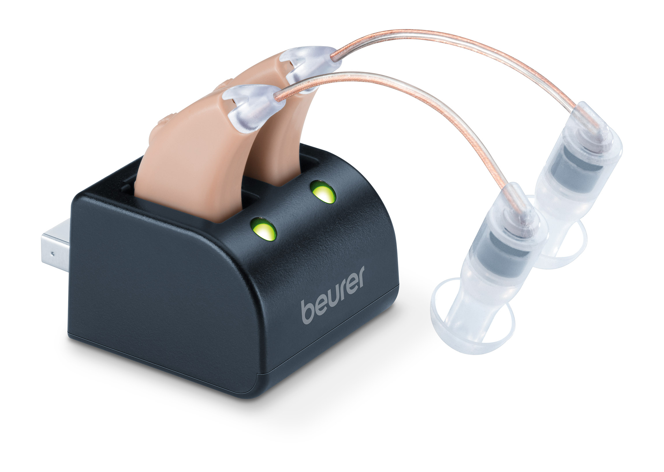 Zwei Hörgeräte in einer schwarzen Ladestation mit USB-Anschluss. Grüne Ladelichter.