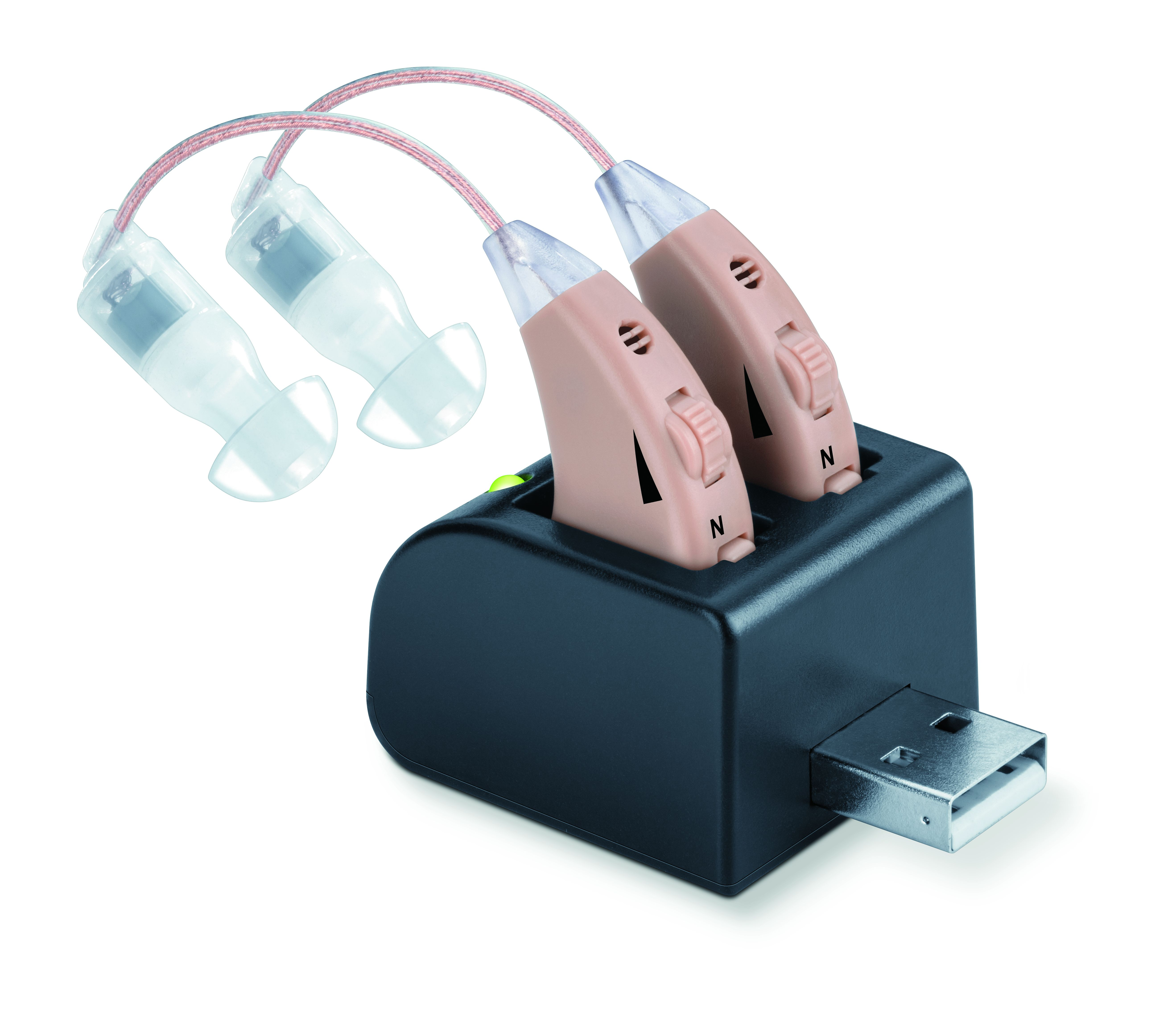 Ladestation mit zwei Hörgeräten. Hörgeräte sind beige. Die Ladestation hat einen USB-Stecker.