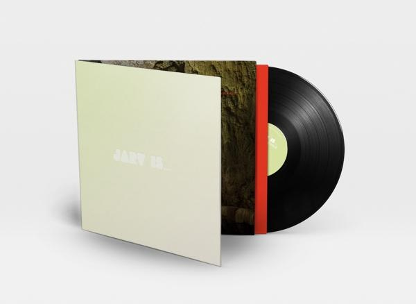 Eine Vinyl-Schallplatte mit rotem Label in einer weißen LP-Hülle. Der Albumtitel ist sichtbar.