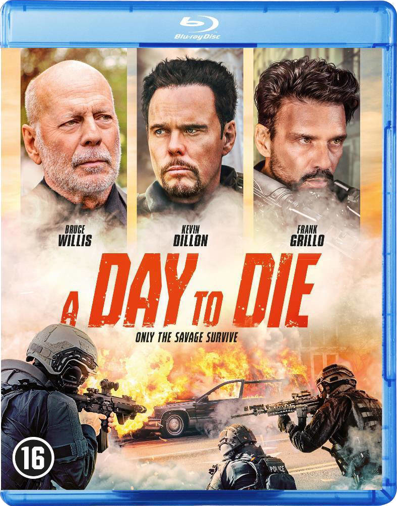 Couverture de film Blu-ray, trois acteurs, scène d'action.