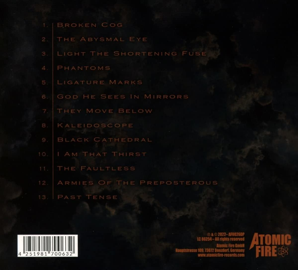 Albumcover mit Trackliste. Wolkenhintergrund, weißer Text.