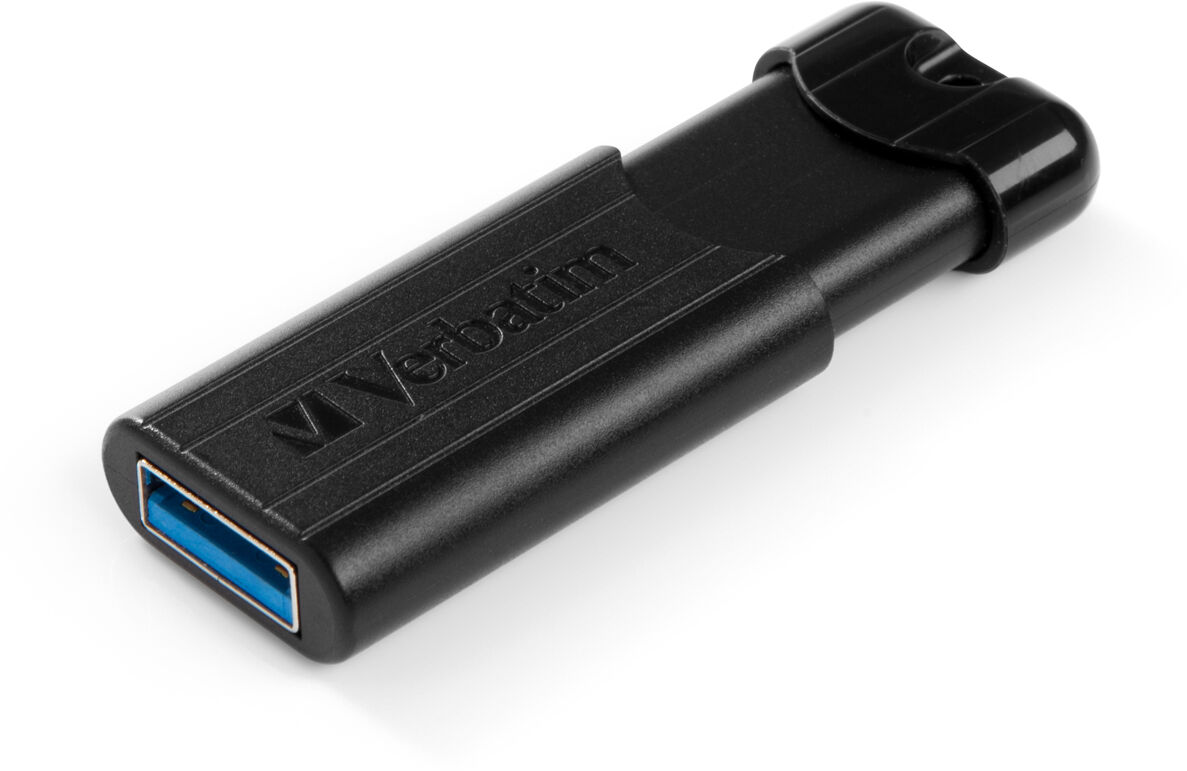 Schwarzer Verbatim USB-Stick mit blauem USB-Anschluss, auf weißem Hintergrund.