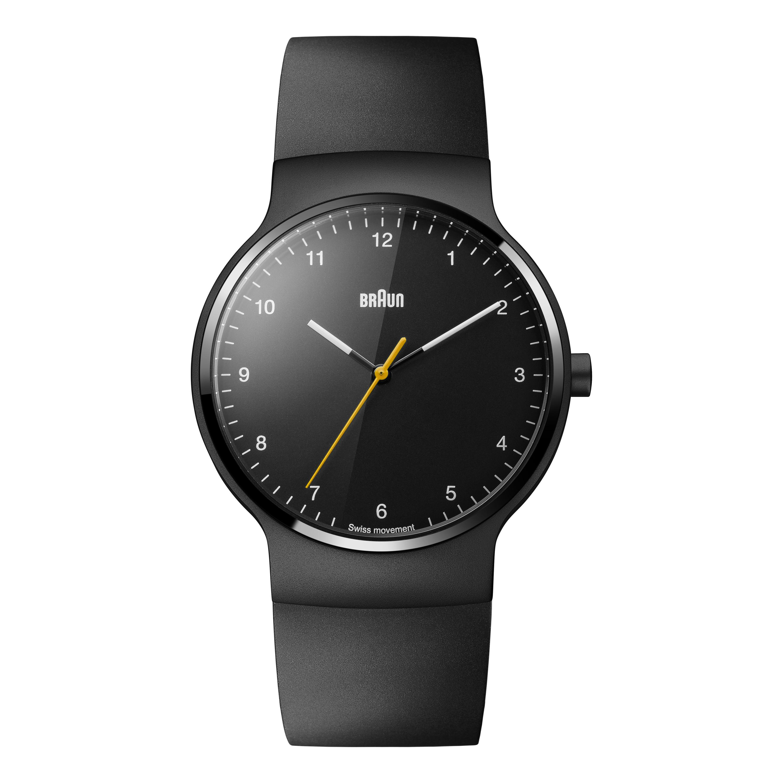 Schwarze Braun-Uhr mit rundem Zifferblatt, weißen Zeigern und gelbem Sekundenzeiger.