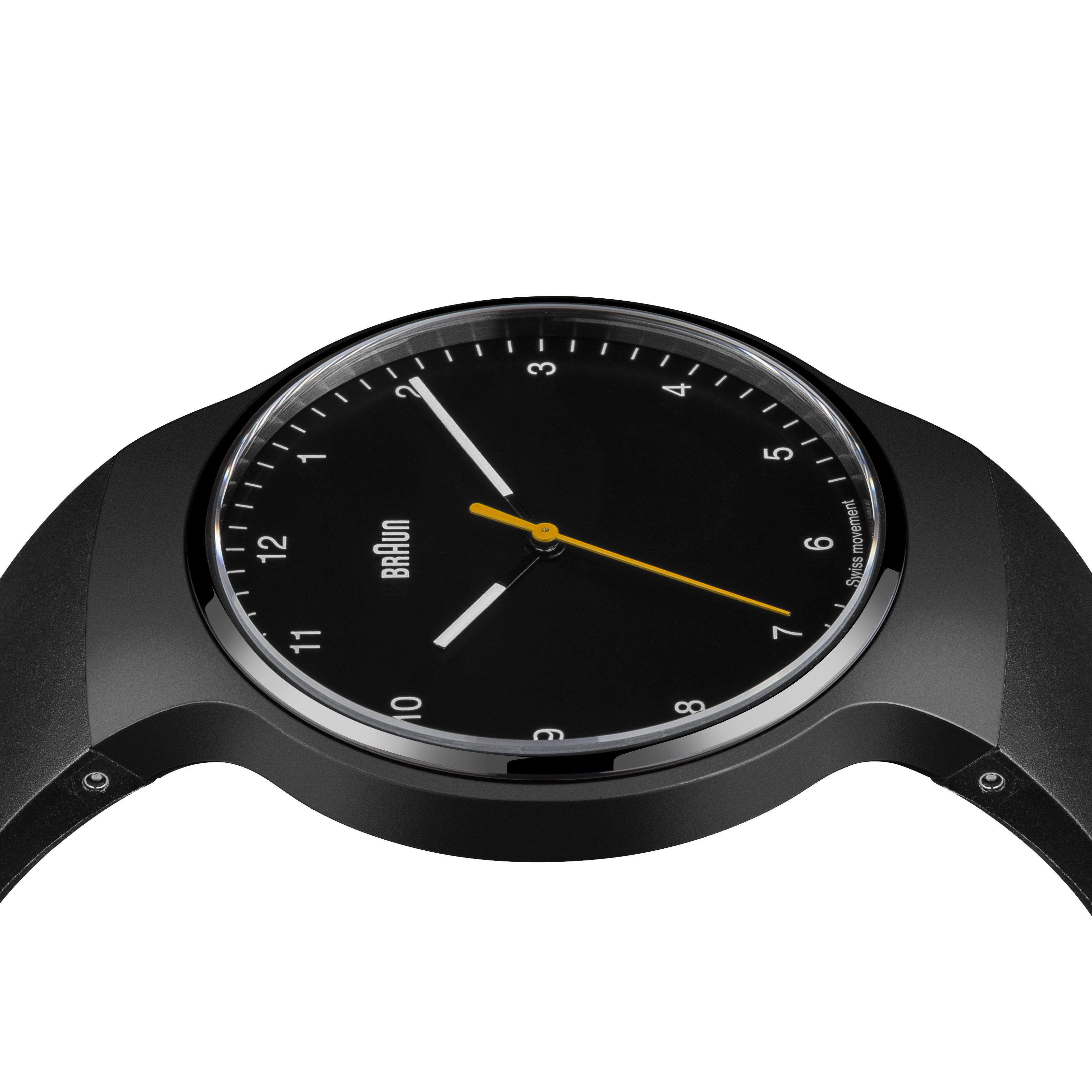 Schwarze Braun-Uhr mit schwarzem Zifferblatt, weißen Zeigern und gelbem Sekundenzeiger.