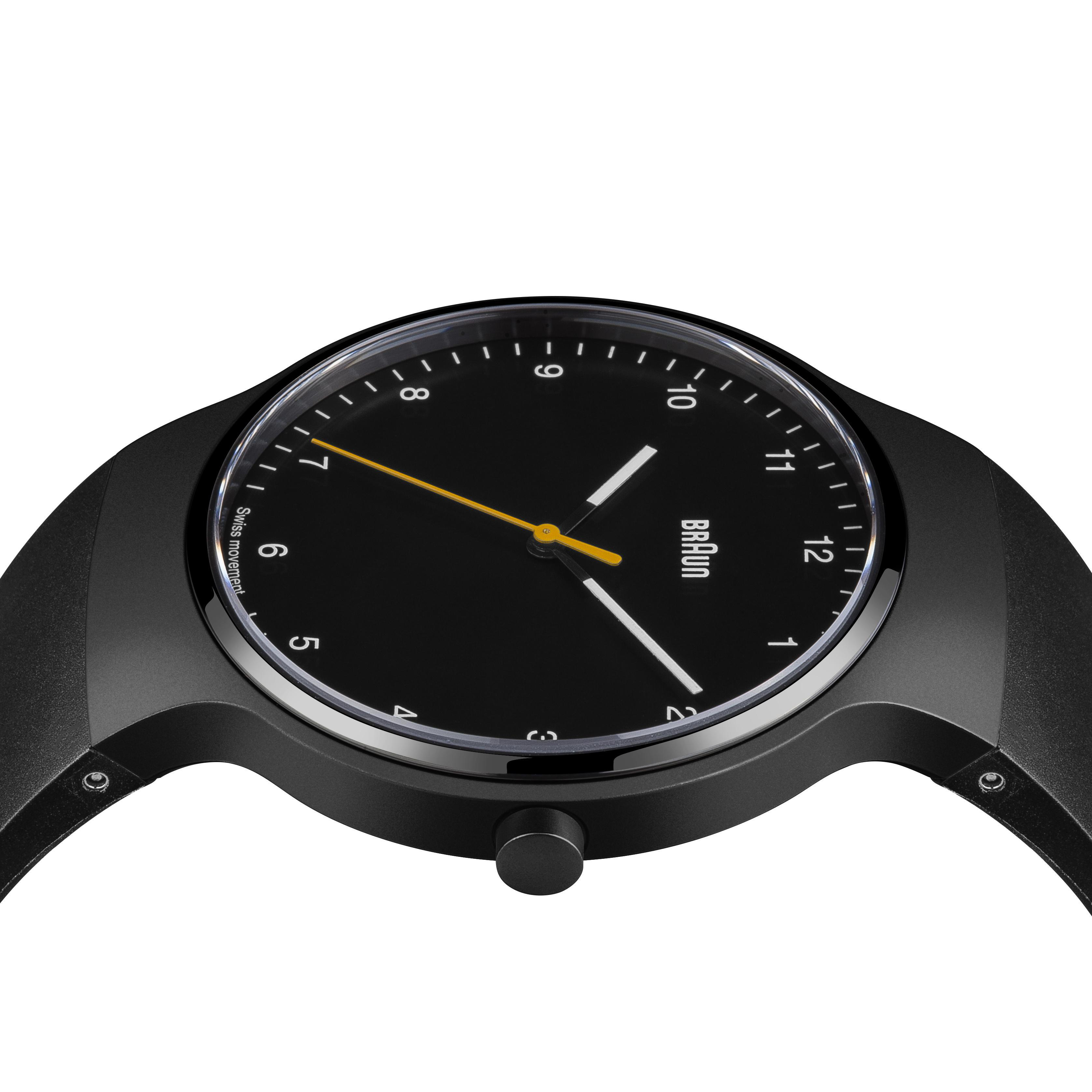 Nahaufnahme einer schwarzen Uhr mit schwarzem Zifferblatt, gelbem Sekundenzeiger.