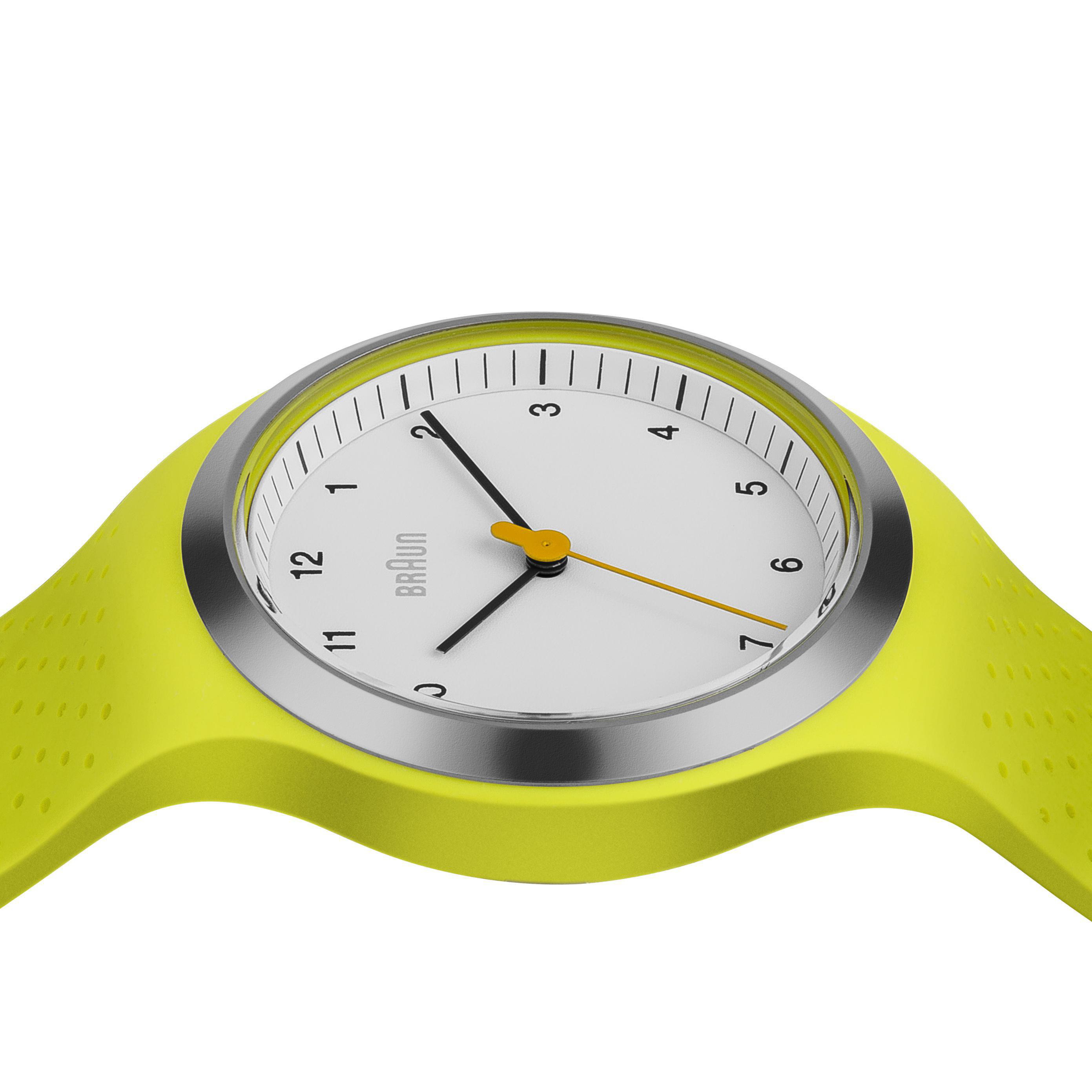 Gelbe Braun-Uhr mit weißem Zifferblatt und schwarzen und gelben Zeigern.