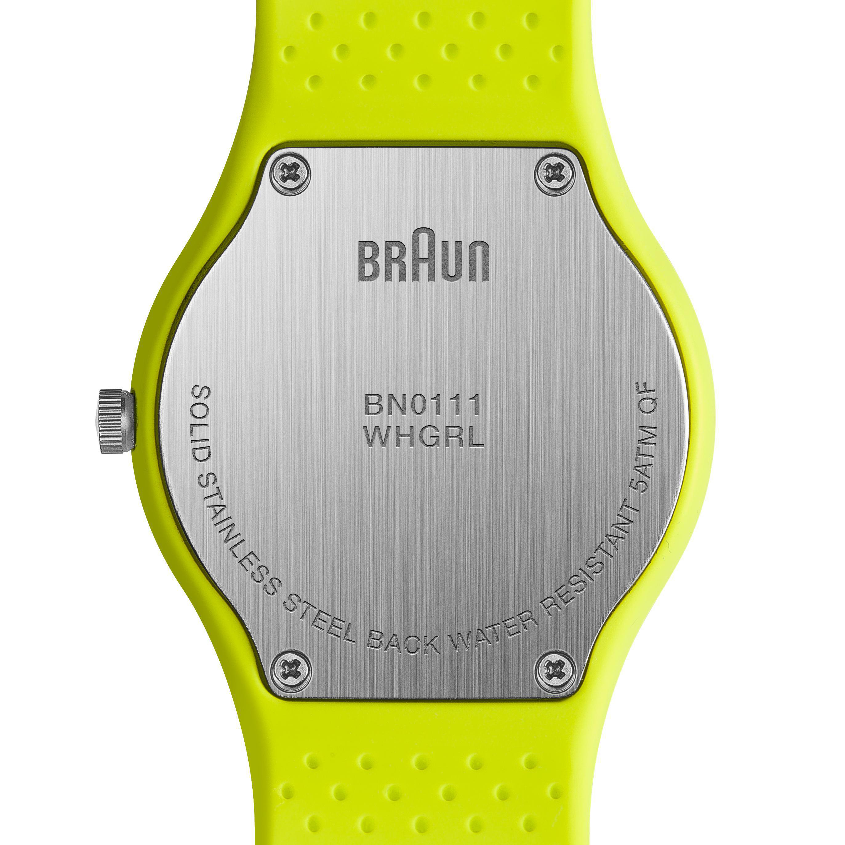 Eine gelbe Uhr mit Braun-Logo und Edelstahlrücken. Das Armband ist auch gelb.