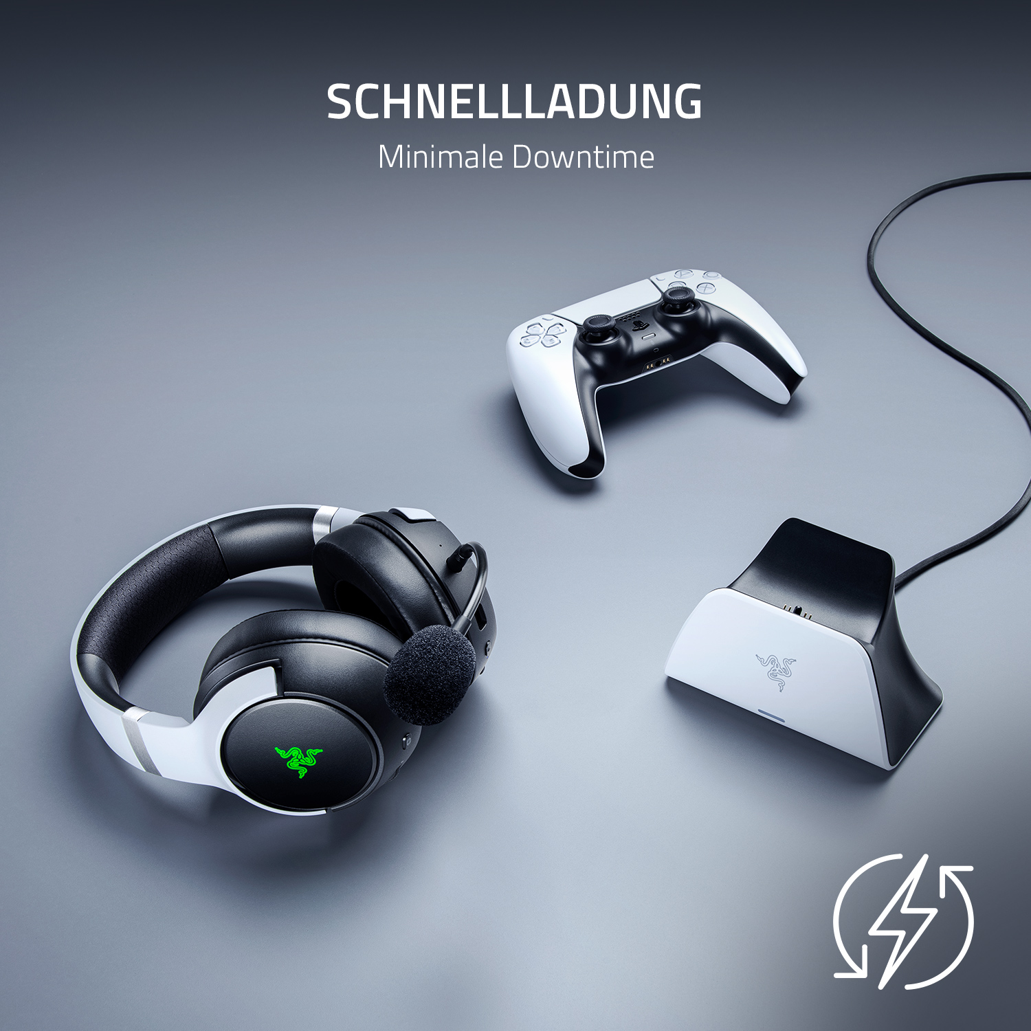 Gaming-Setup mit weißem Headset, Controller und Ladestation auf grauer Oberfläche.
