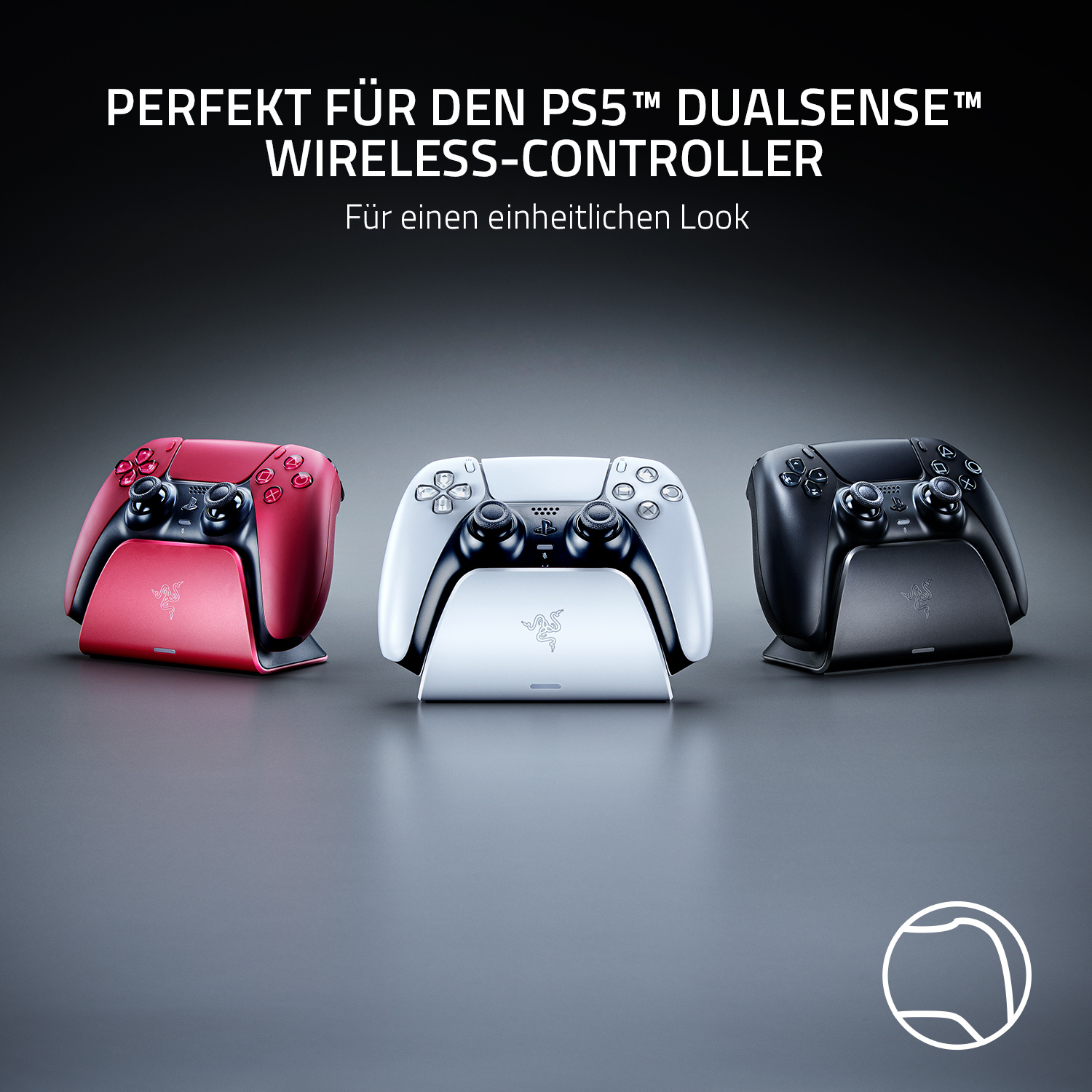 Drei PS5 DualSense Wireless-Controller und Ladestation, mit weißem Hintergrund und Razer-Branding.