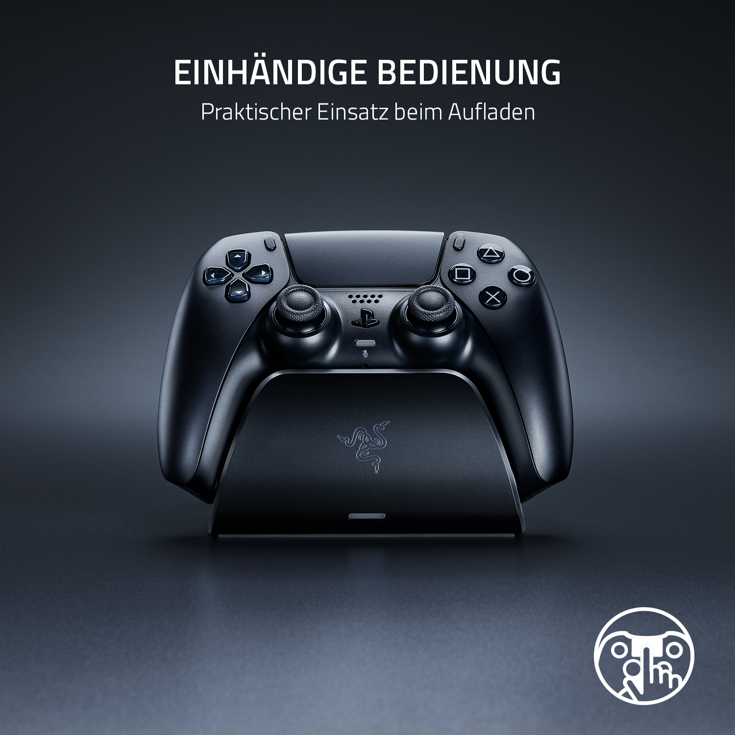 Schwarzer Playstation-Controller auf einer Ladestation. Text: EINHÄNDIGE BEDIENUNG.