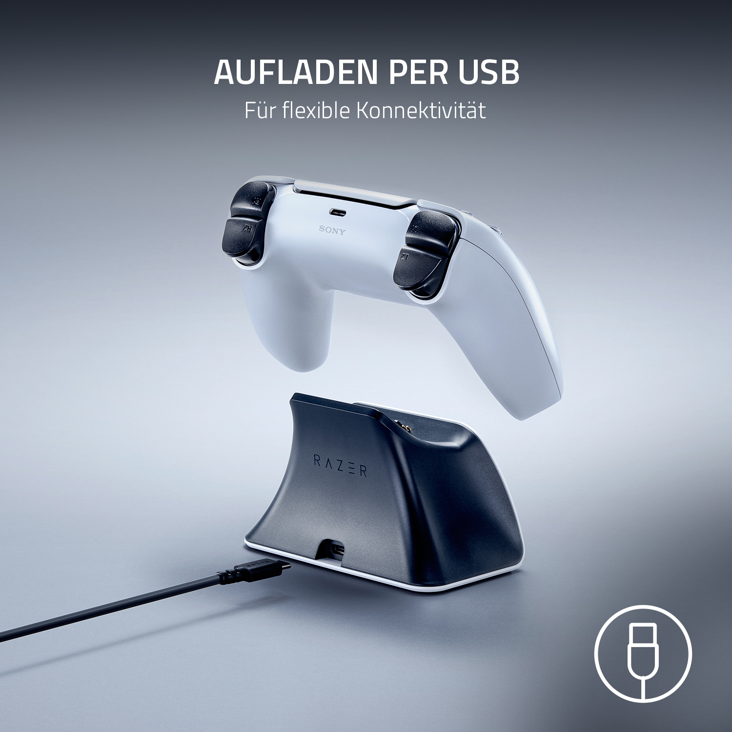 Weißer Gamecontroller auf schwarzem Razer-Ladeständer, mit USB-Kabel. Text: Aufalden per USB.