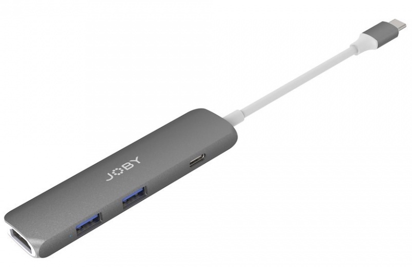 Grijze USB-C hub met meerdere poorten en een aangesloten witte kabel, geïsoleerd.