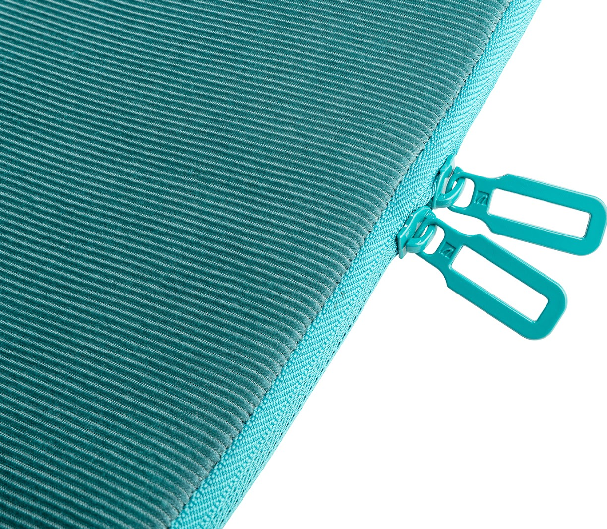 Custodia per laptop color turchese. Due cerniere turchesi con tiranti turchesi. Superficie strutturata.