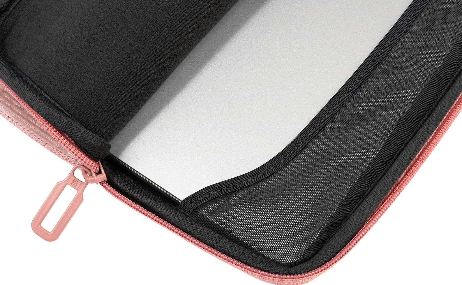 Eine rosa Laptop-Hülle ist geöffnet und gibt einen Laptop im Inneren frei. Eine Netztasche befindet sich auf der rechten Seite.