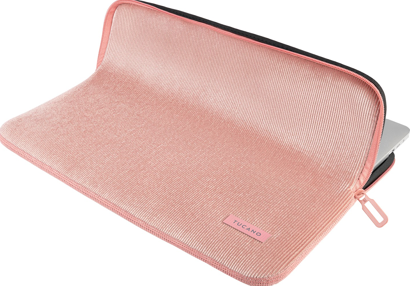 Eine rosa Laptoptasche, teilweise geöffnet, mit einem Laptop darin. Auf der Vorderseite befindet sich ein rosa Etikett.
