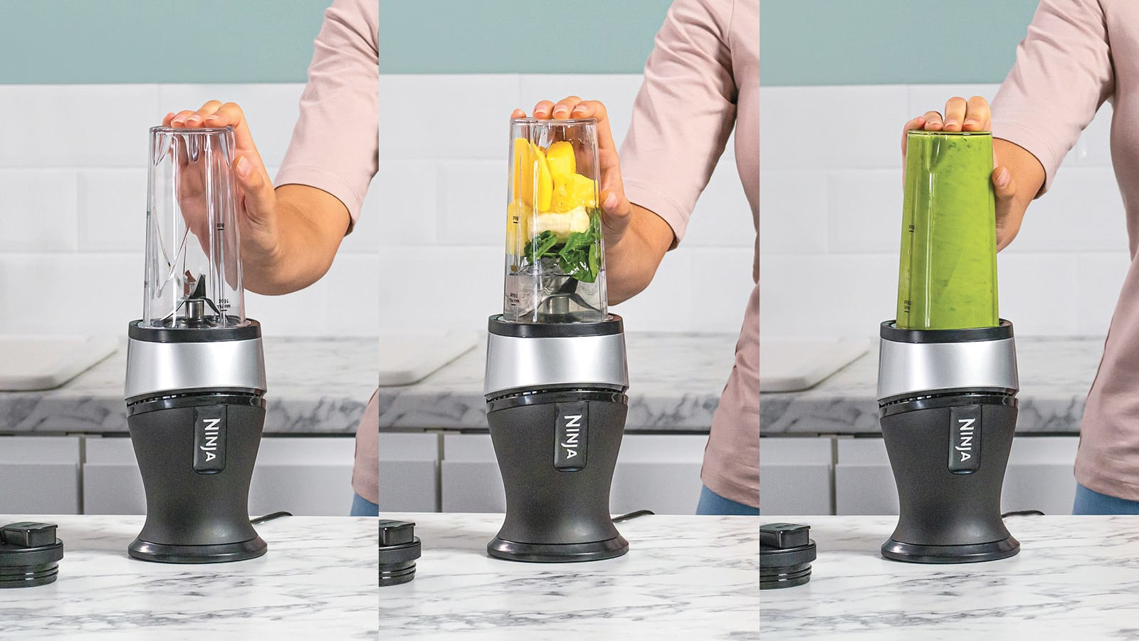 Un blender avec trois étapes d'utilisation. Pichet transparent, ingrédients et smoothie mixé.