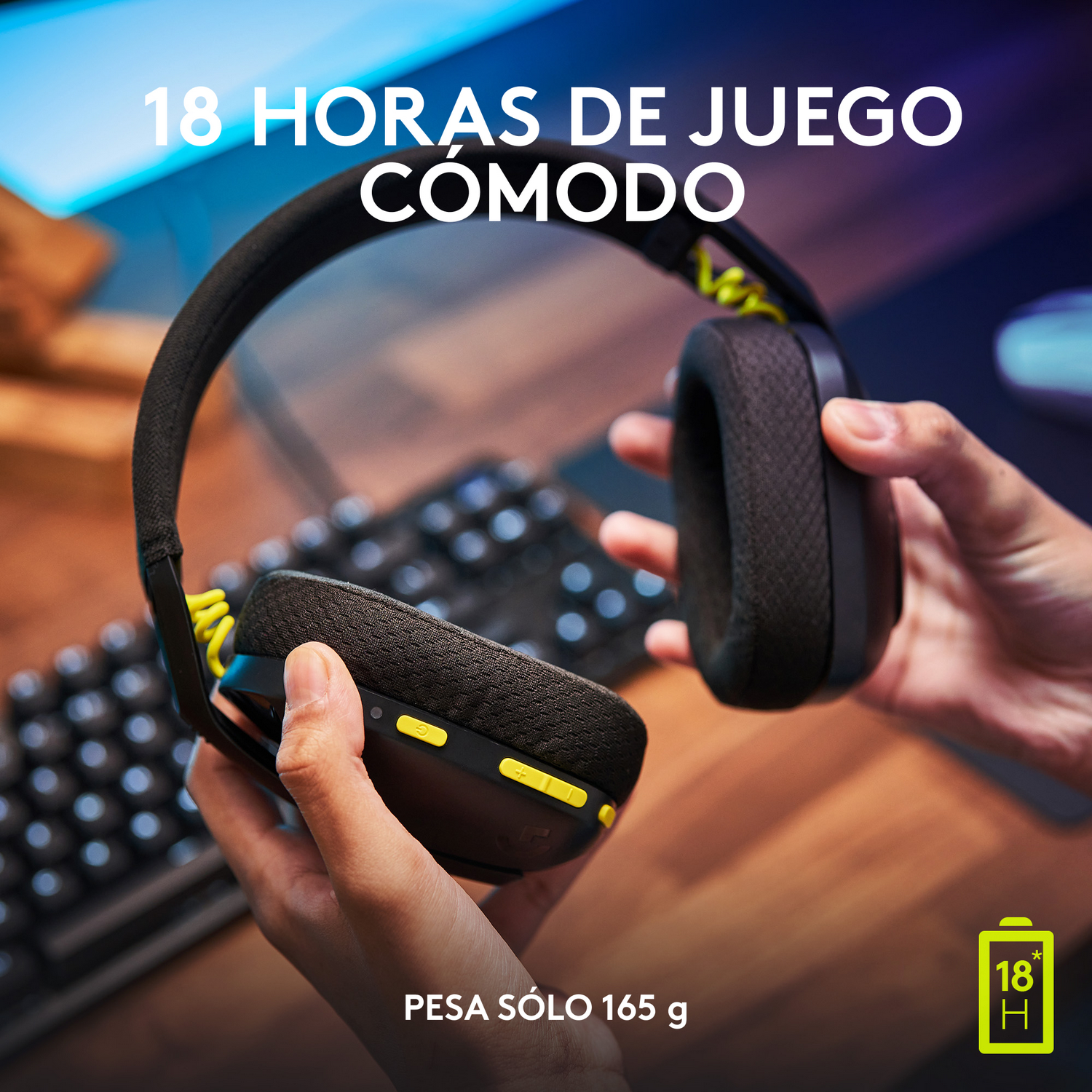 Manos sosteniendo auriculares negros con detalles amarillos. El texto dice '18 horas de juego cómodo'.