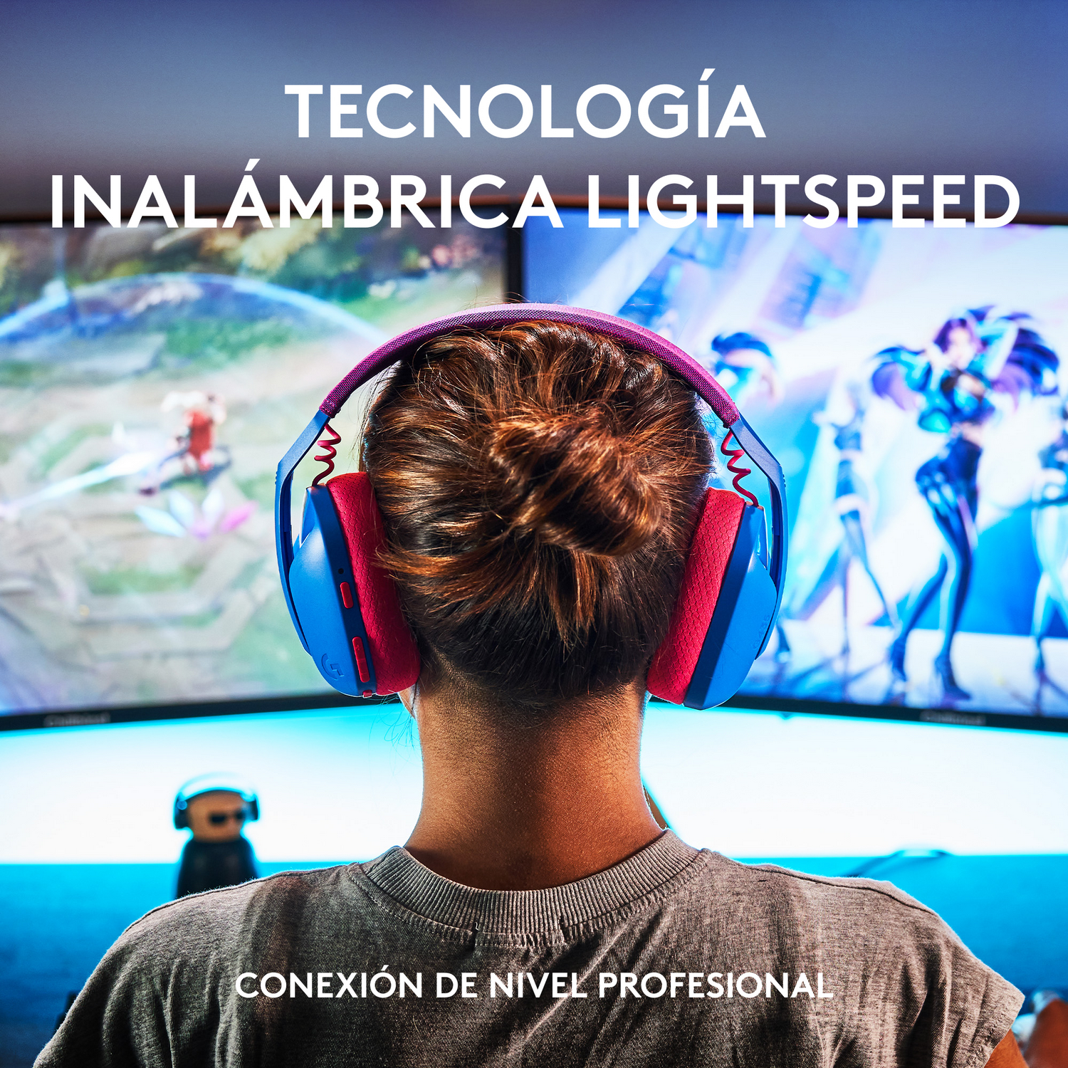 Persona con auriculares, mirando dos pantallas curvas. Texto: TECNOLOGÍA LIGHTSPEED INALÁMBRICA.