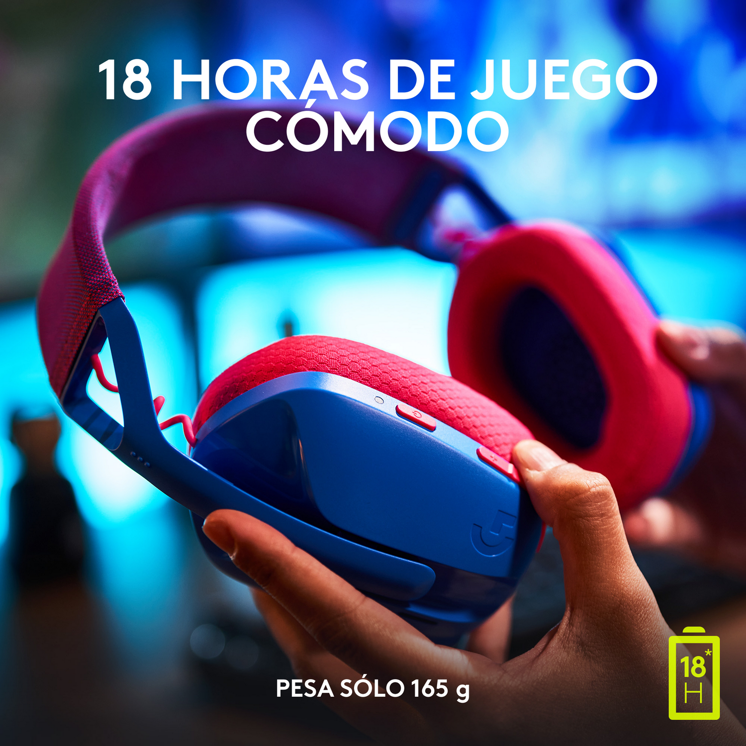 Persona sosteniendo audífonos gaming azules y rojos con texto: 18 horas de juego, 165g.