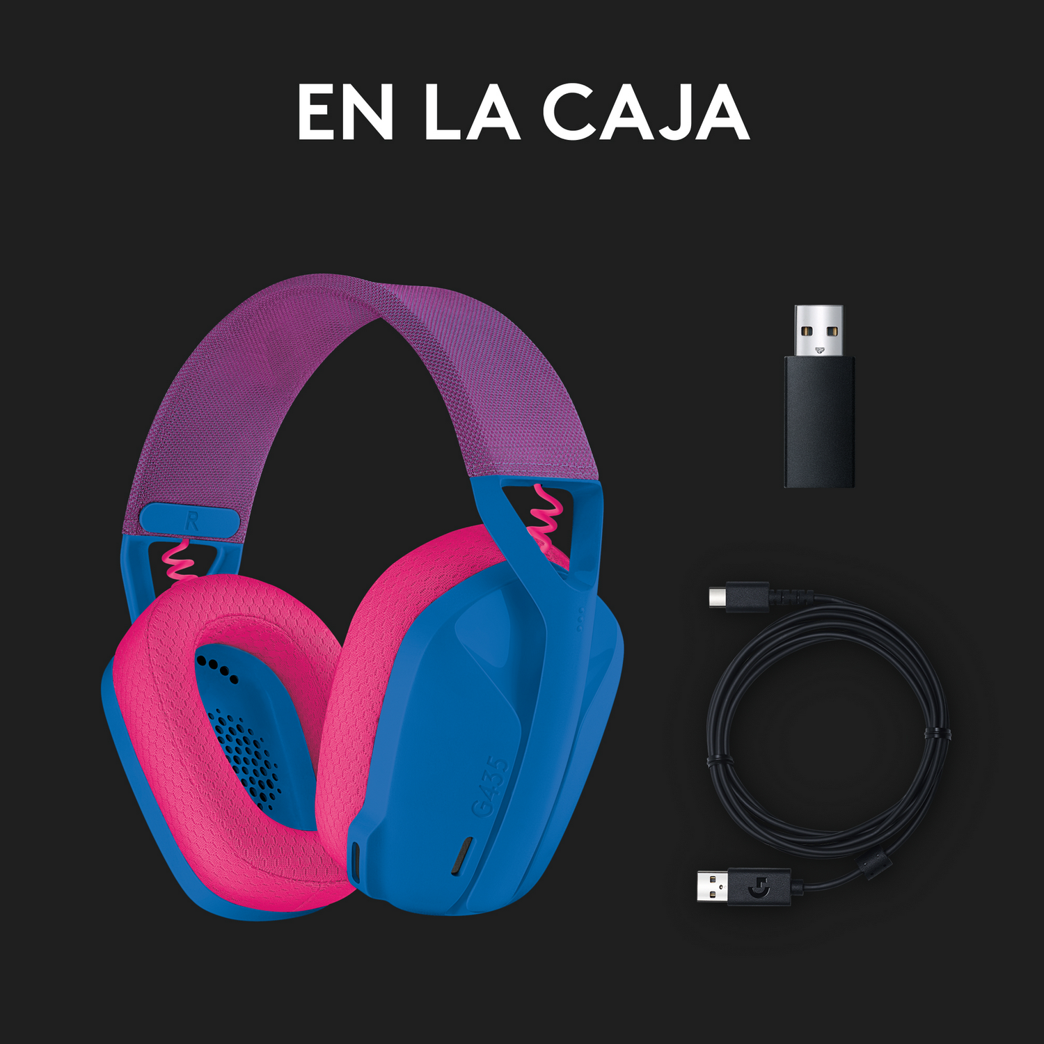 Un par de auriculares para juegos rosas y azules con un dongle USB, un cable y texto sobre una superficie negra.