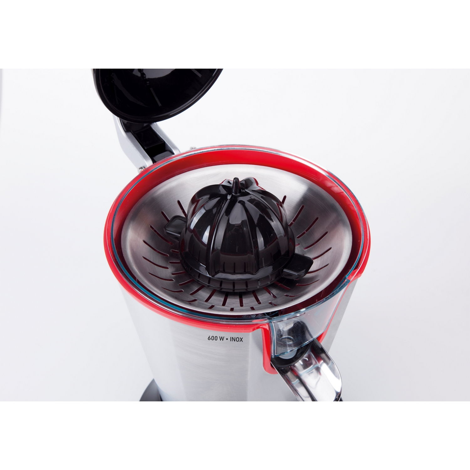 Un exprimidor de cítricos plateado y rojo, visto desde arriba, con un cono de exprimido negro.