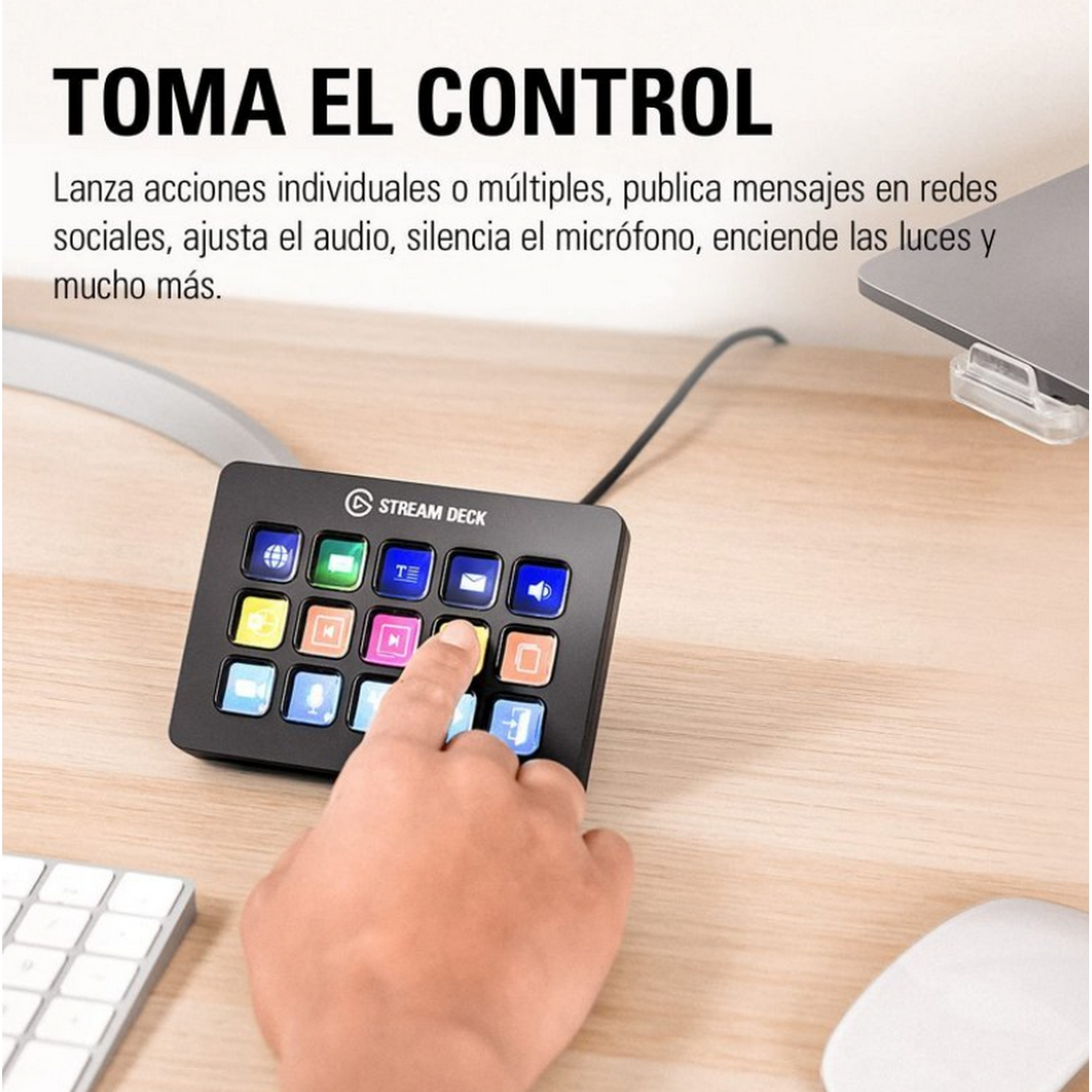 Stream Deck negro con múltiples botones y una mano presionando uno.