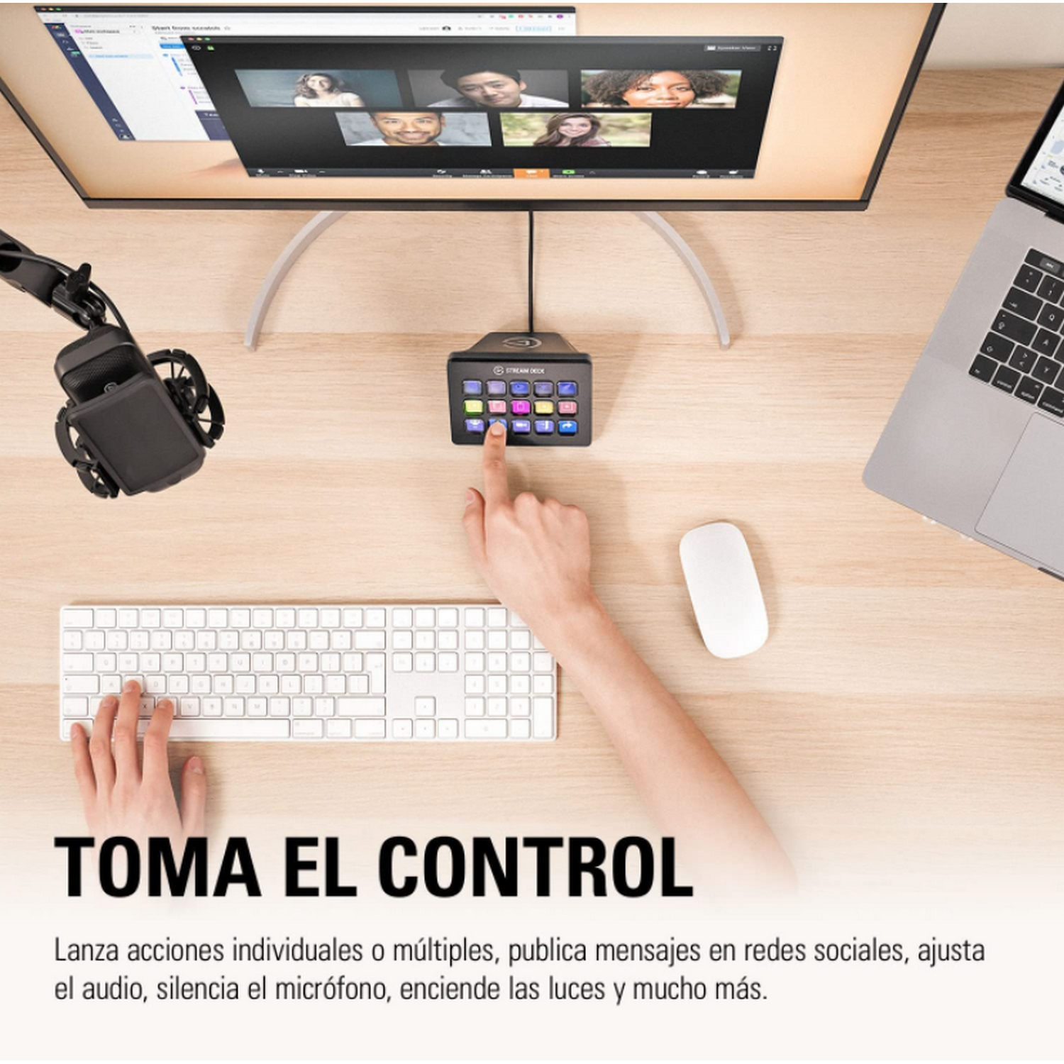 Persona usando Stream Deck con monitor mostrando videollamada, teclado y ratón en el escritorio.