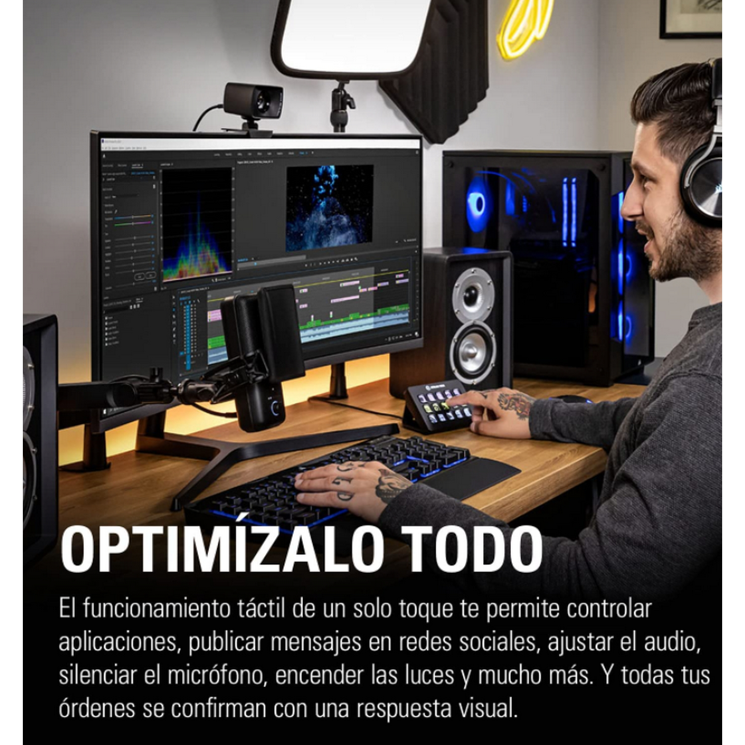 Un hombre en un escritorio con múltiples pantallas, teclado y micrófono. Texto: OPTIMÍZALO TODO.
