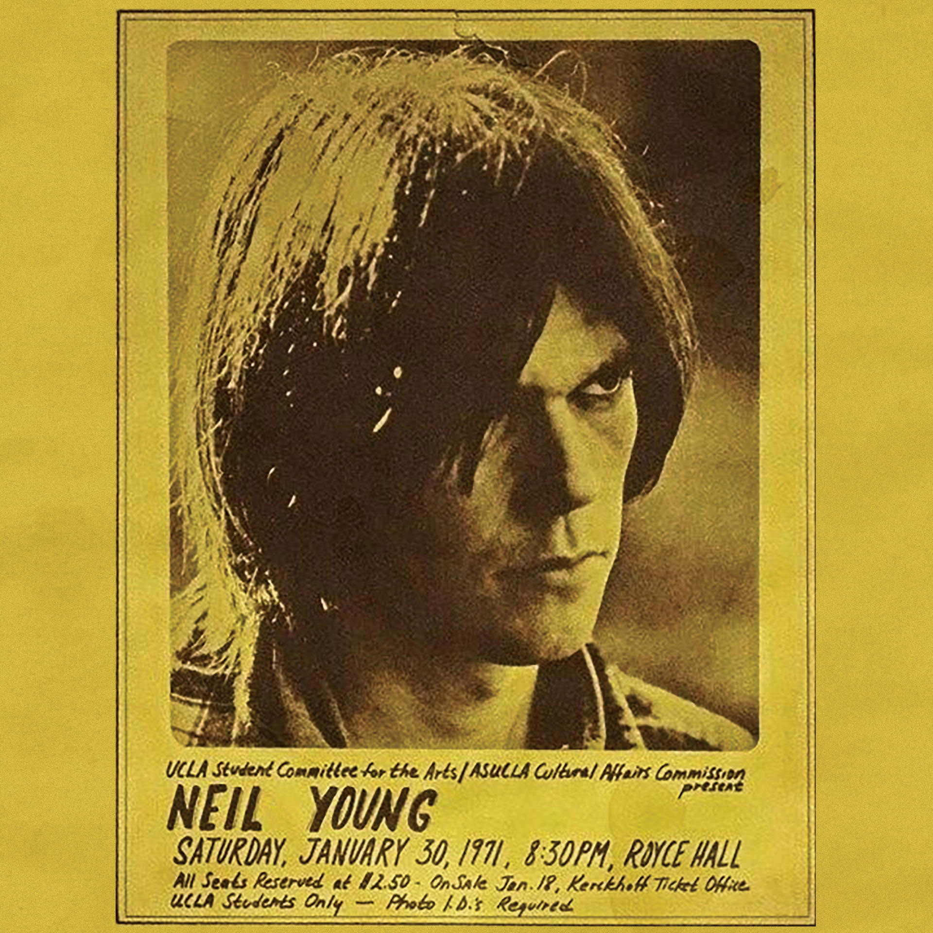 Schwarz-Weiß-Foto von Neil Young mit langen Haaren. Plakat zeigt ein Konzert von 1971.