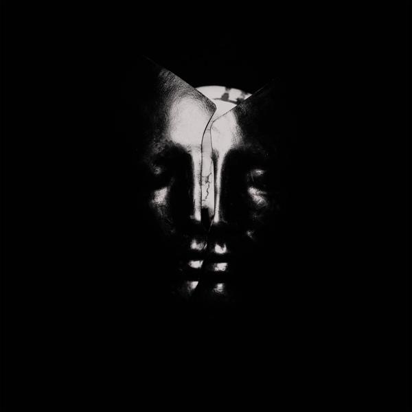 Une image en noir et blanc d'un visage, principalement dans l'ombre. La lumière met en valeur les yeux, le nez et les lèvres.