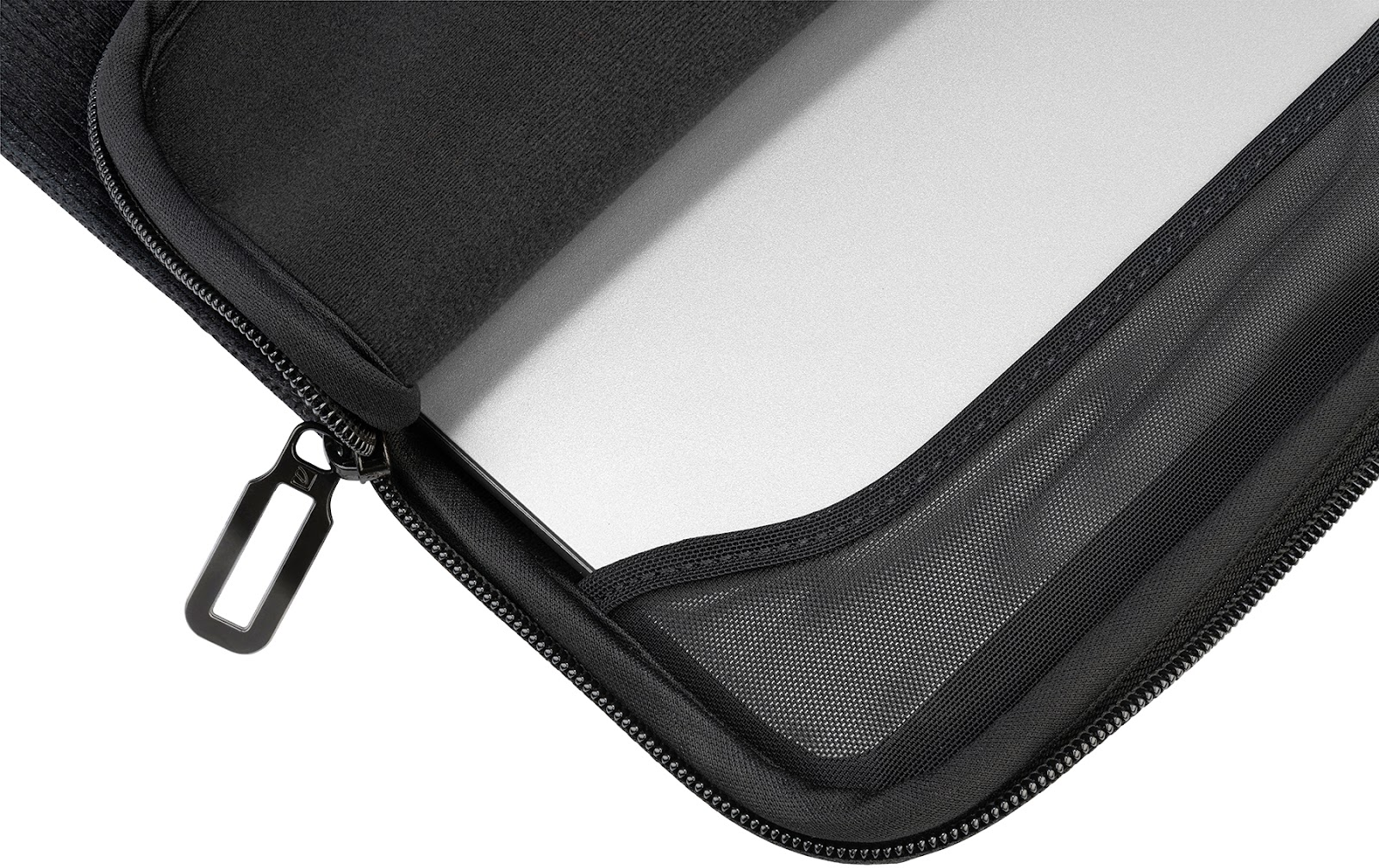 Schwarze Laptoptasche, teilweise geöffnet, zeigt einen silbernen Laptop im Inneren.