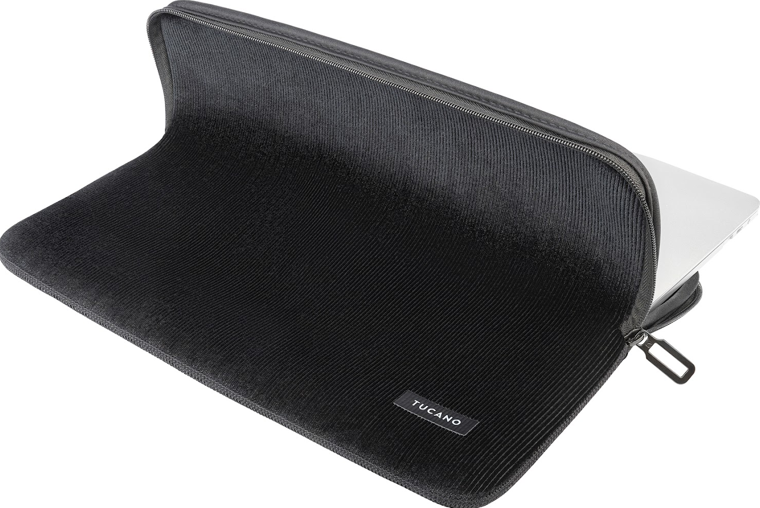 Eine schwarze Laptop-Hülle mit einem silbernen Laptop, der sich teilweise darin befindet, der Markenname 'TUCANO' sichtbar.