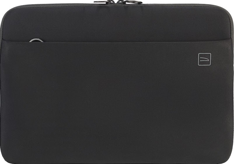 Eine schwarze Laptoptasche mit Reißverschluss und kleinem Logo auf der Vorderseite.