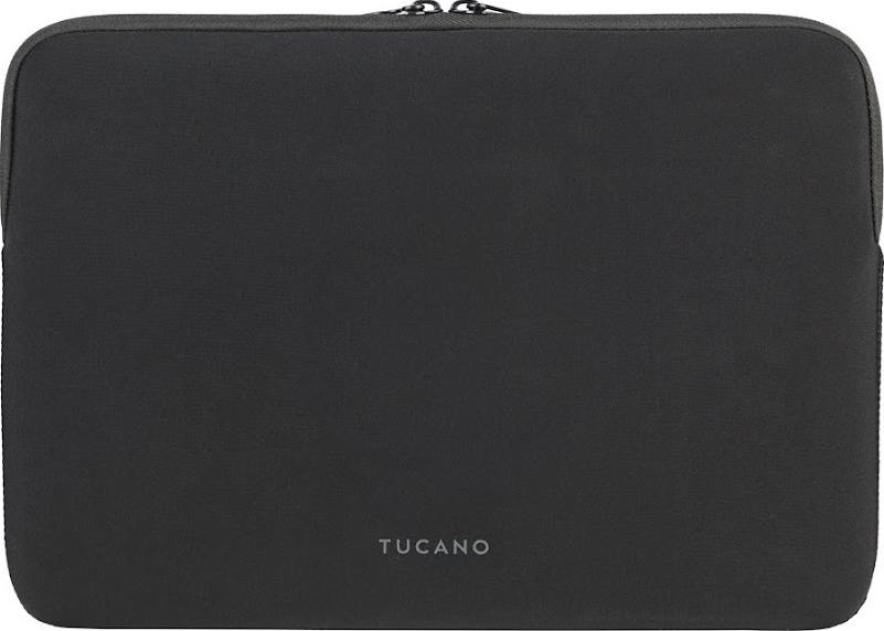 Eine schwarze Tucano Laptop-Hülle, geschlossen und glatt, mit dezentem Markennamen.
