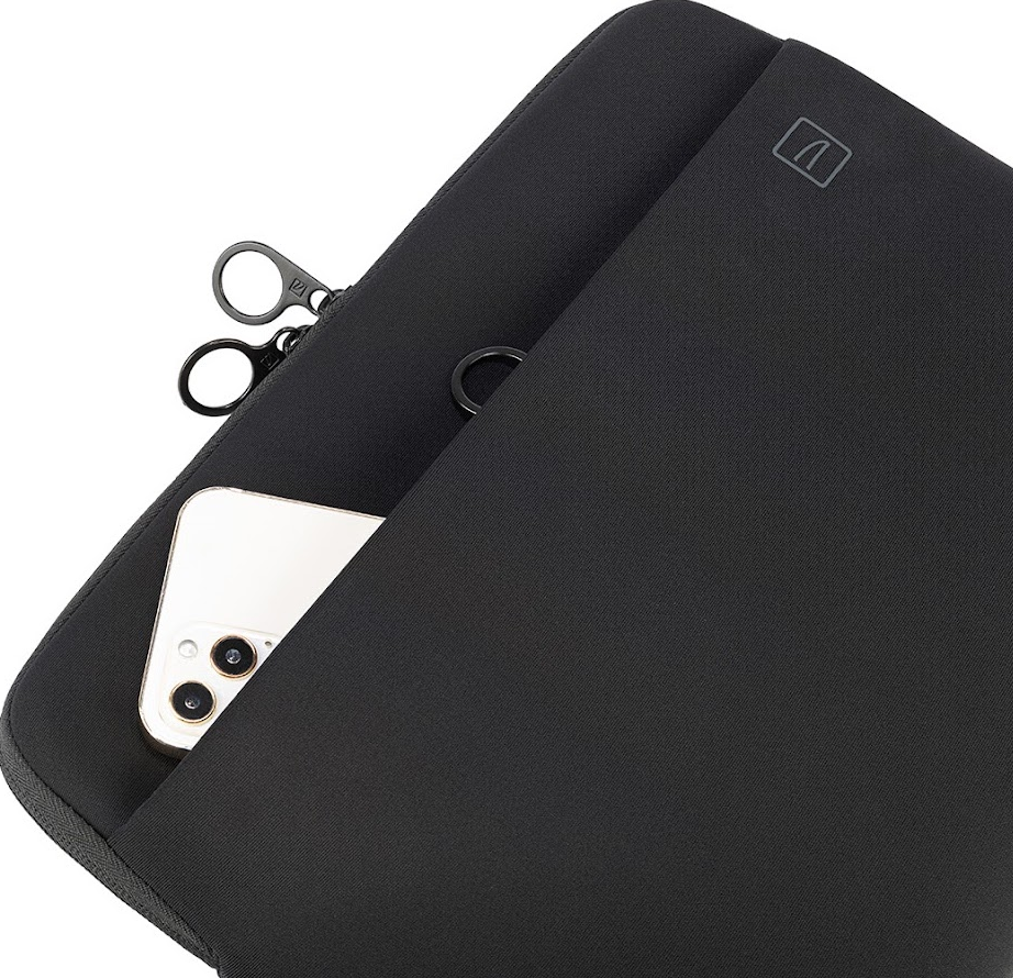 Schwarze Tasche mit Handy in der Tasche, mit Reißverschluss. Es gibt schwarze Schlüsselanhänger.
