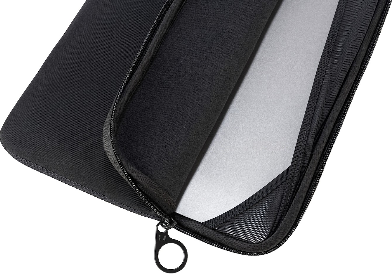 Schwarze Laptoptasche mit Reißverschluss und teilweise geöffneter Klappe, die einen Laptop zeigt.