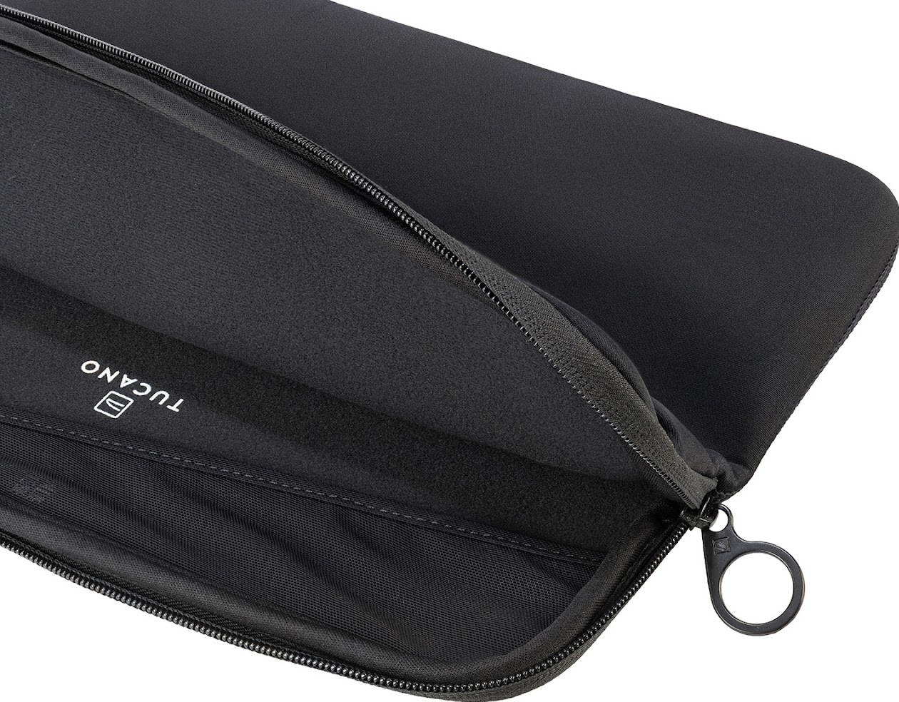 Schwarze Laptoptasche mit Reißverschluss und dem Markennamen 'Tucano' auf der Vorderseite.