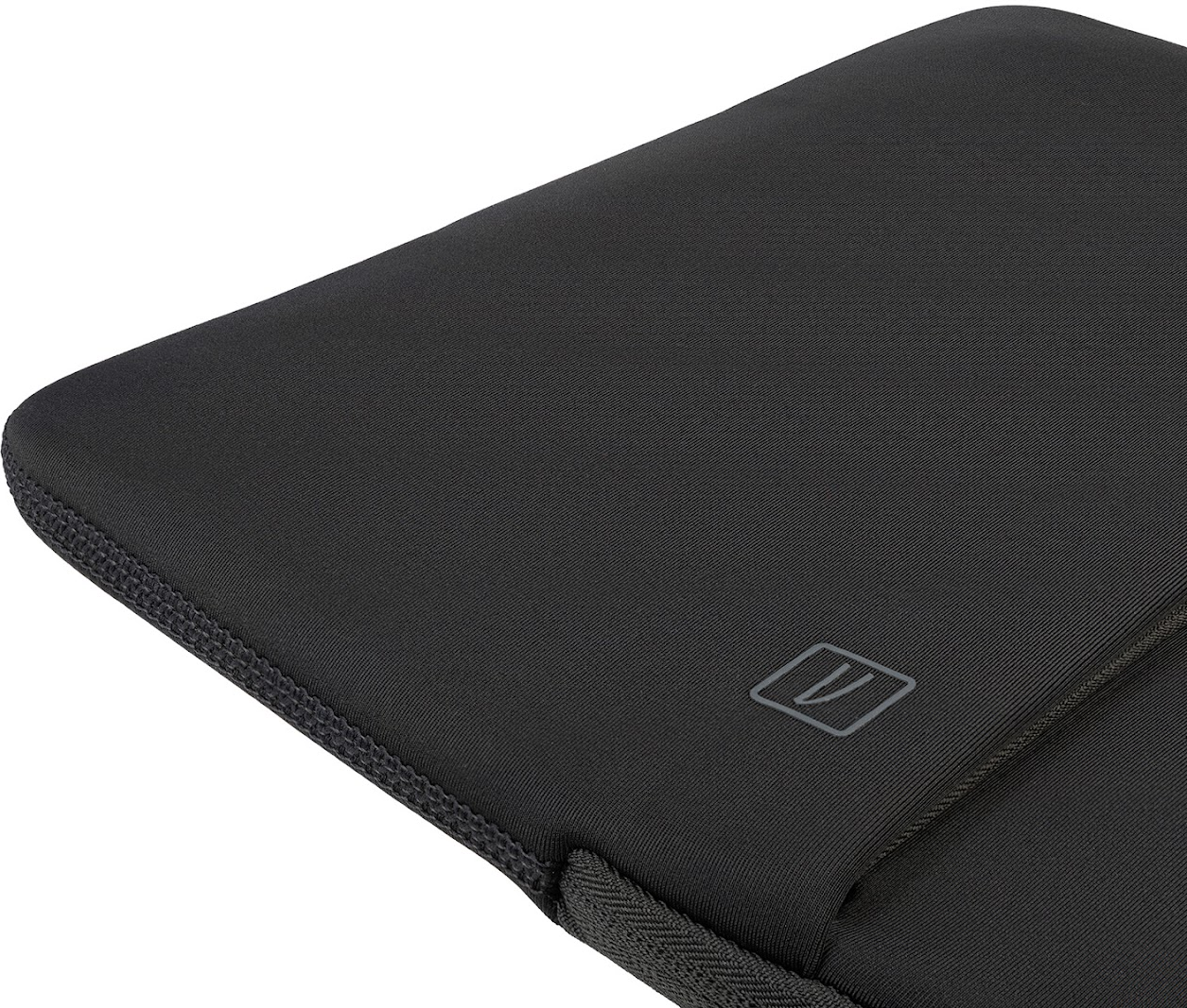 Schwarze Laptoptasche mit grauem Logo, Nahaufnahme auf strukturierter Oberfläche.
