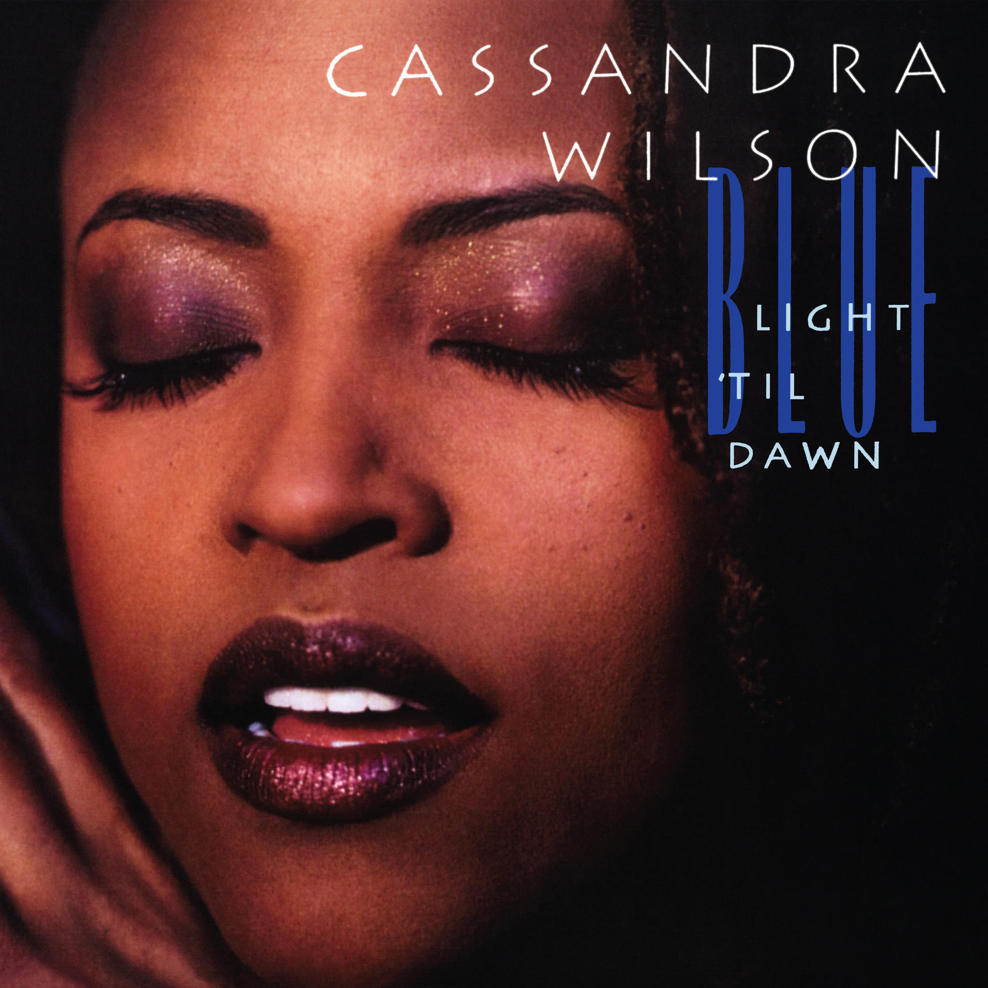 Egy nő közelképe csukott szemmel, lila szemhéjfestékkel és rúzzsal. Látható a 'Blue Light 'Til Dawn' album címe.