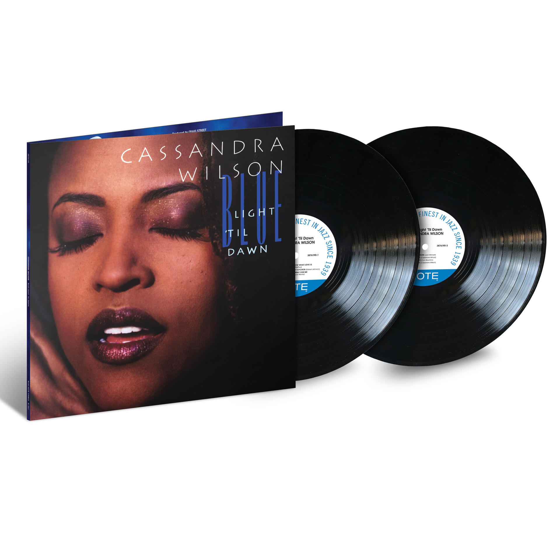 Cassandra Wilson 'Blue Light 'Til Dawn' című albumának borítója. Két fekete bakelitlemez látható. A kép egy nő arcát ábrázolja.