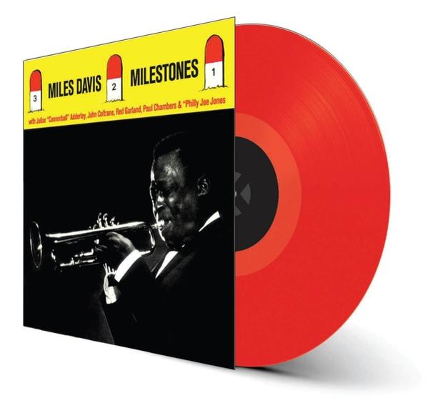 Piros bakelitlemez Miles Davis Milestones albumának borítója mellett.