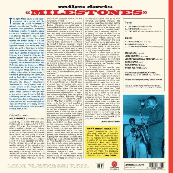 Miles Davis Milestones című jazzalbumának hátoldala jegyzetekkel, dallistával és két zenésszel.