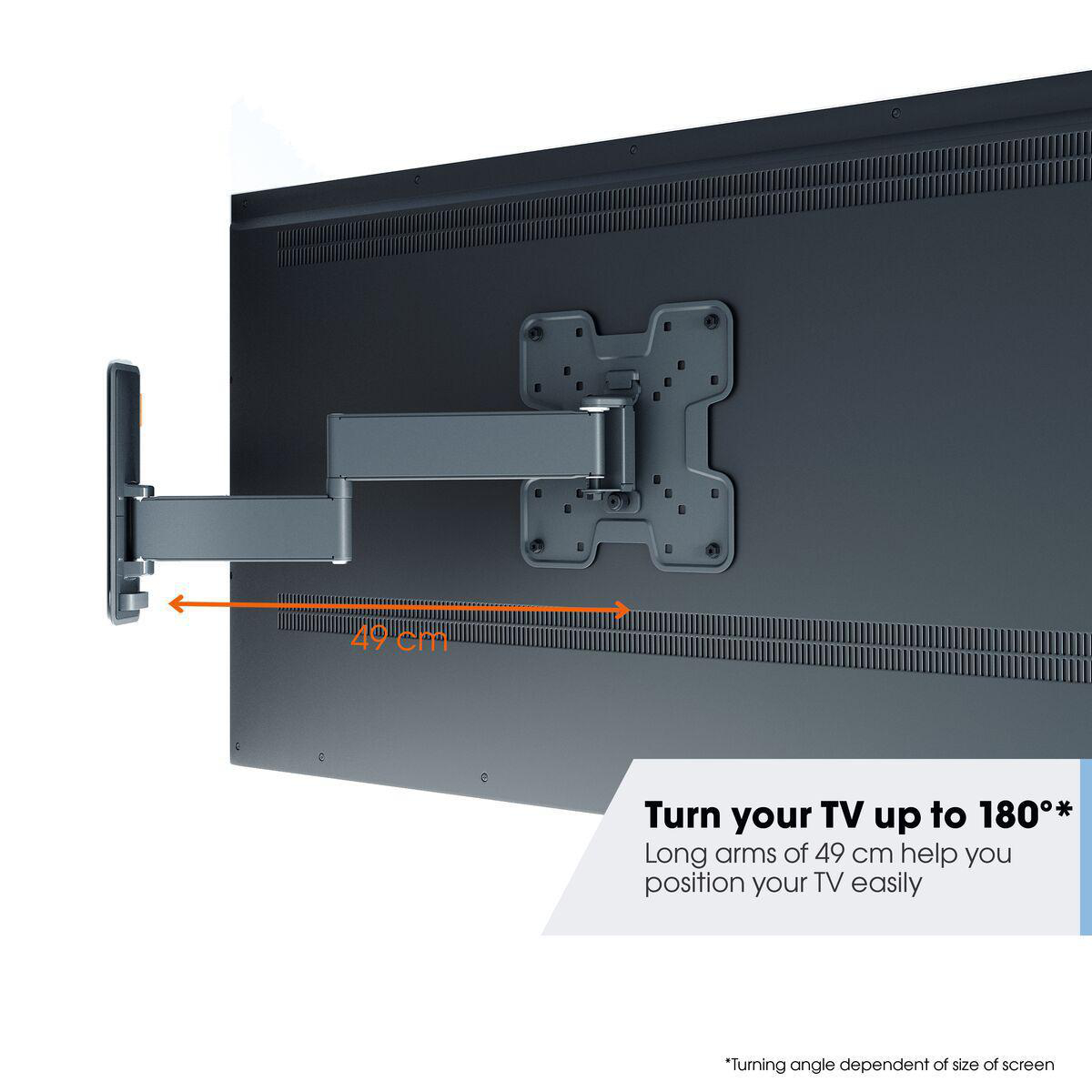 Ein Fernseher ist mit einem Schwenkarm an der Wand befestigt, der Arm hat eine Reichweite von 49 cm.