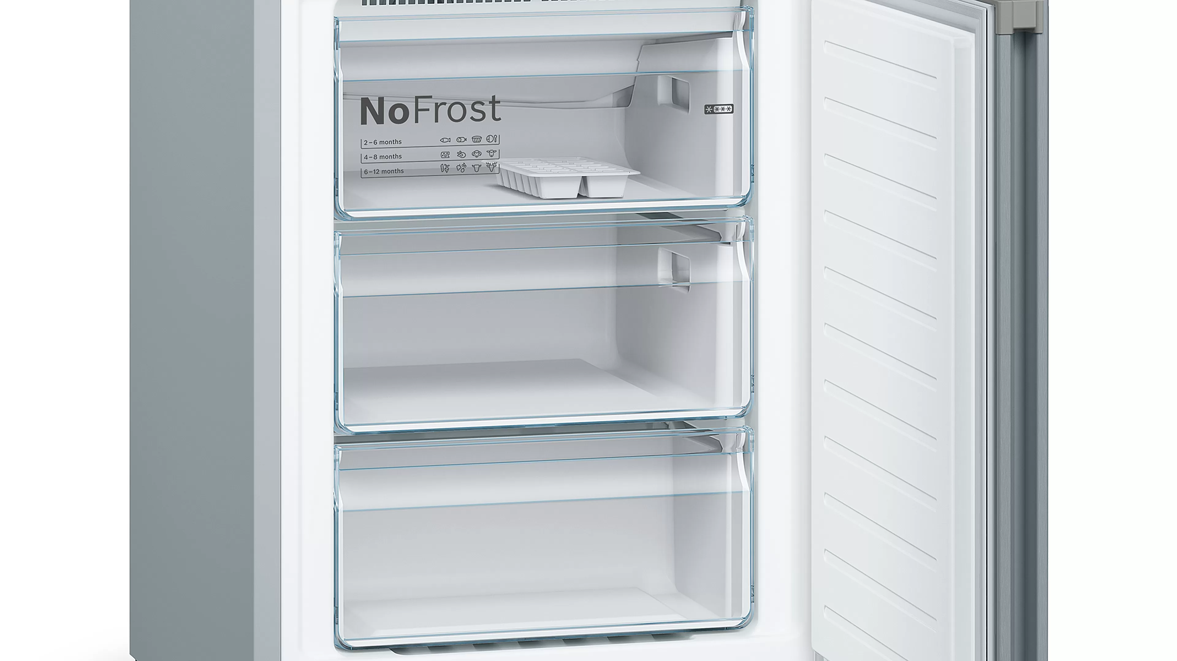 Hűtőszekrény belseje három átlátszó fiókkal. A felsőn a 'NoFrost' felirat látható.